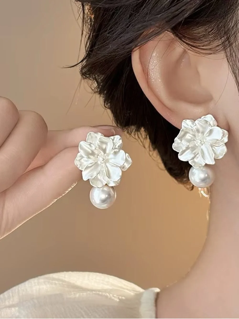 *** Delicate High Quality Pearl Flower Drop Earrings - White